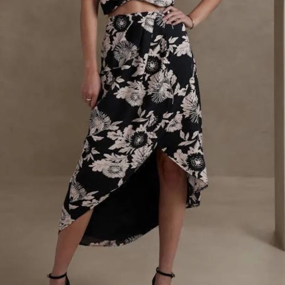 Banana Republic Drape-Front Maxi Skirt Black Floral size 6